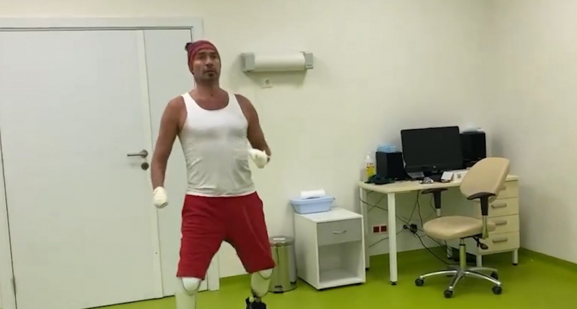 Роман Костомаров показал видео тренировки: спортсмен делает махи с протезами ног