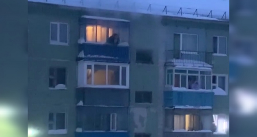 Появилось видео пожара в воркутинской многоэтажке, где спасли 11 человек 