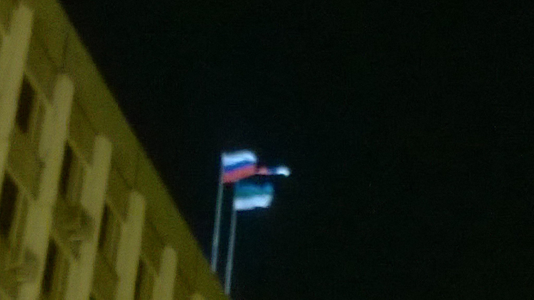 В Сыктывкаре от сильного ветра разорвало флаг России на здании Госсовета (фото)