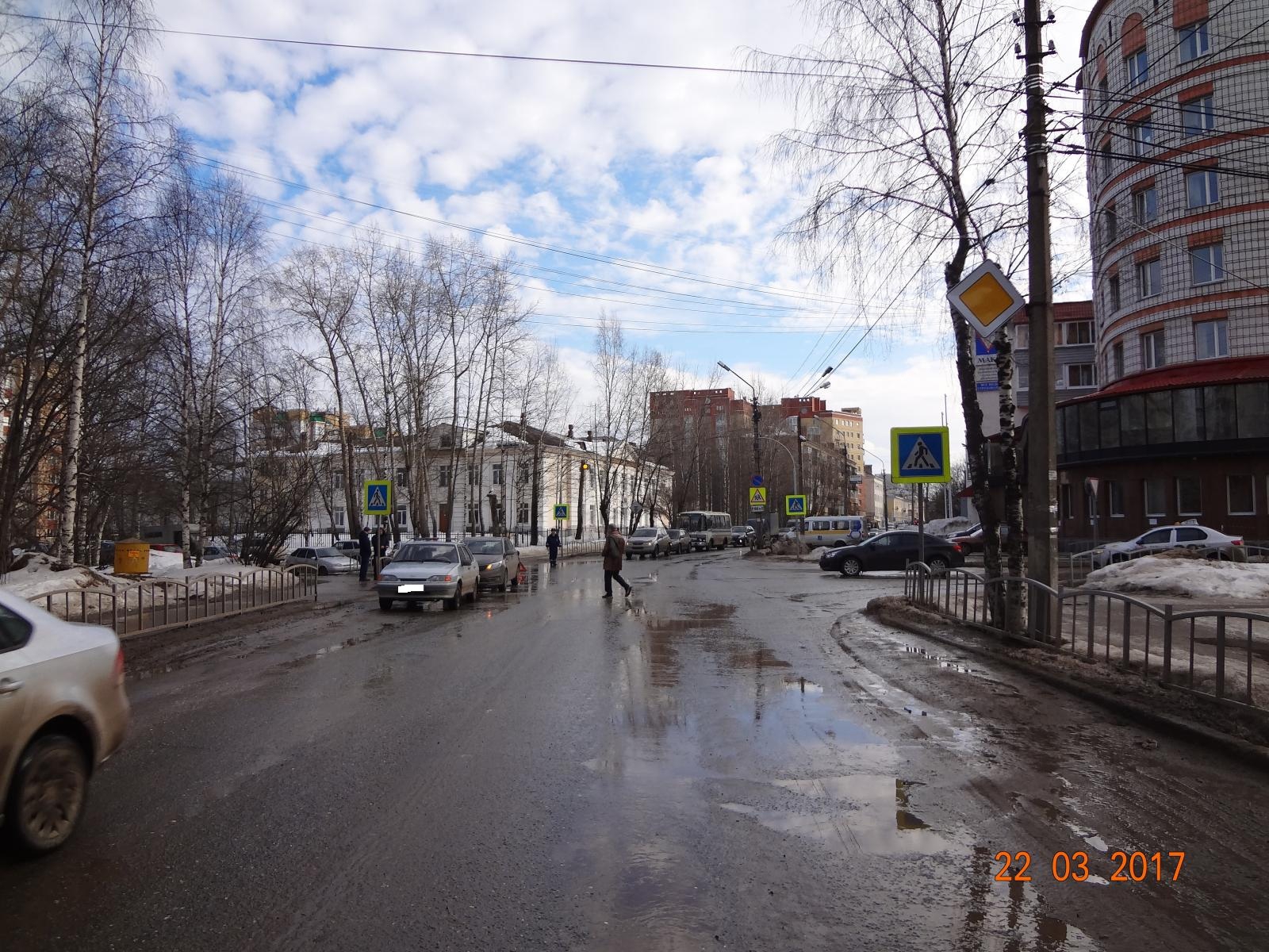 В Сыктывкаре столкнулись три авто, виновник аварии скрылся с места ДТП (фото)