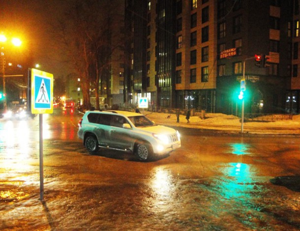 В Сыктывкаре автоледи сбила пенсионерку, которая переходила дорогу на "зеленый" свет