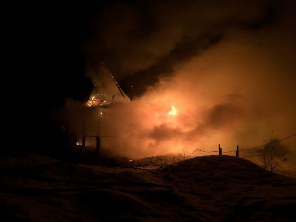 В Коми дотла сгорел дом, есть пострадавшие (фото)