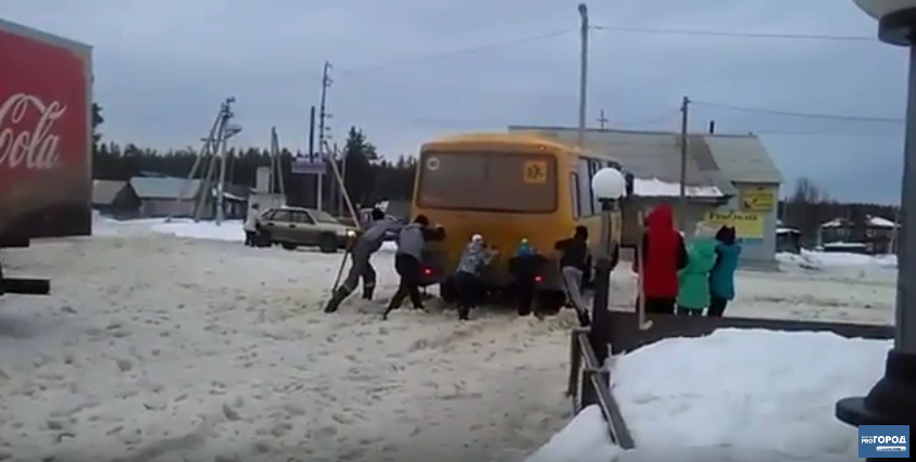 В Коми детям пришлось толкать школьный автобус (видео)