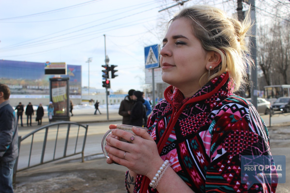 Эксперимент: девушка в халате предлагала сыктывкарцам на улице горячий чай