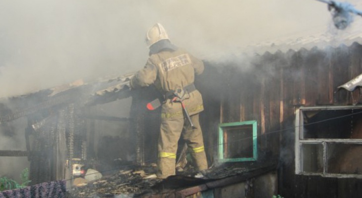 В Коми из-за пожара в частном доме едва не сгорел весь поселок