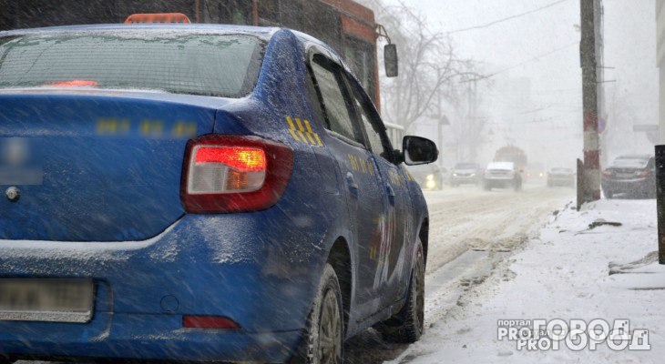 В Сыктывкаре на дороге скончался водитель такси