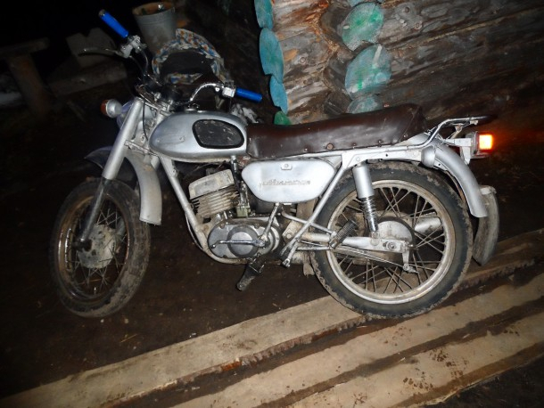 В Коми мотоциклист без прав, перевозивший малолетнюю дочь, вылетел с дороги