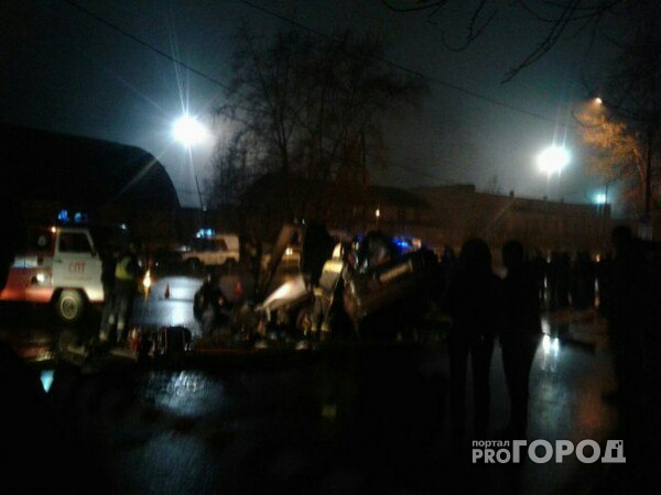 В Сыктывкаре  водитель «Хендай Соната» врезался в опору ЛЭП, два человека погибли (фото)