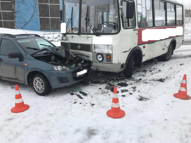 В Коми столкнулись "Лада" и автобус, пострадал подросток