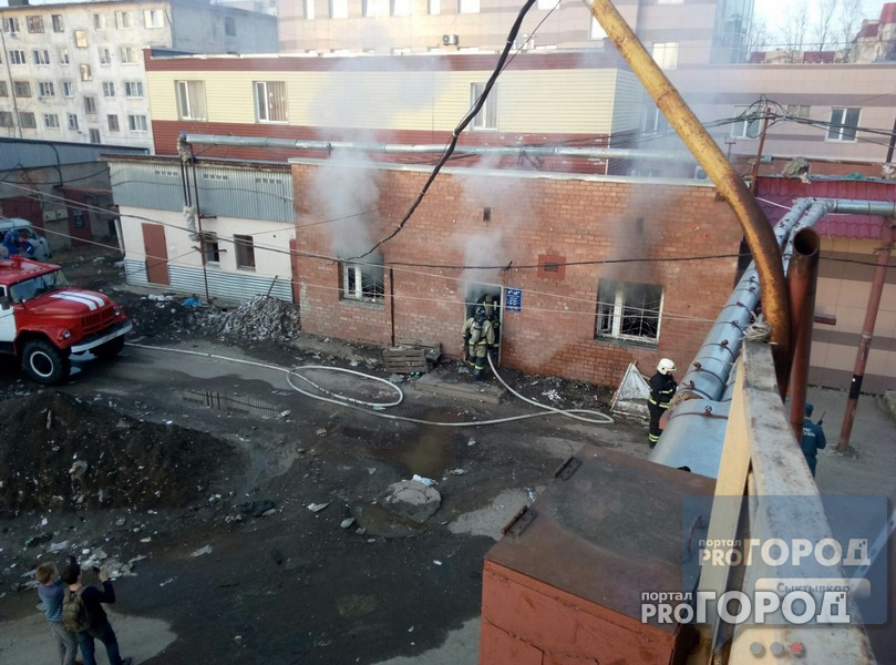 В Сыктывкаре загорелось здание заброшенного общественного туалета (фото)