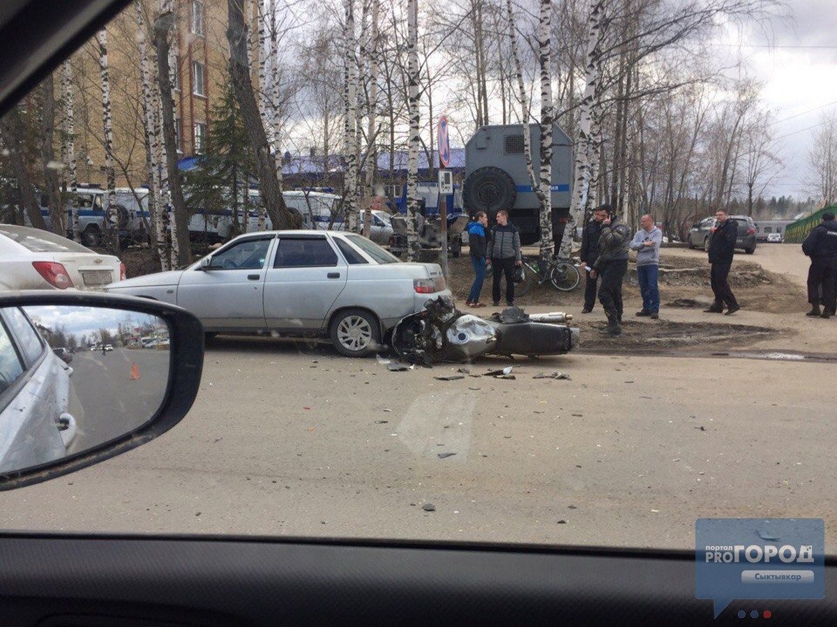 В Сыктывкаре водитель авто сбил мотоциклиста, есть пострадавшие