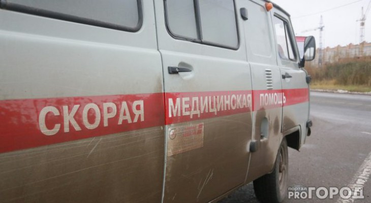В Сыктывкаре машина скорой помощи застряла в грязи во время вызова