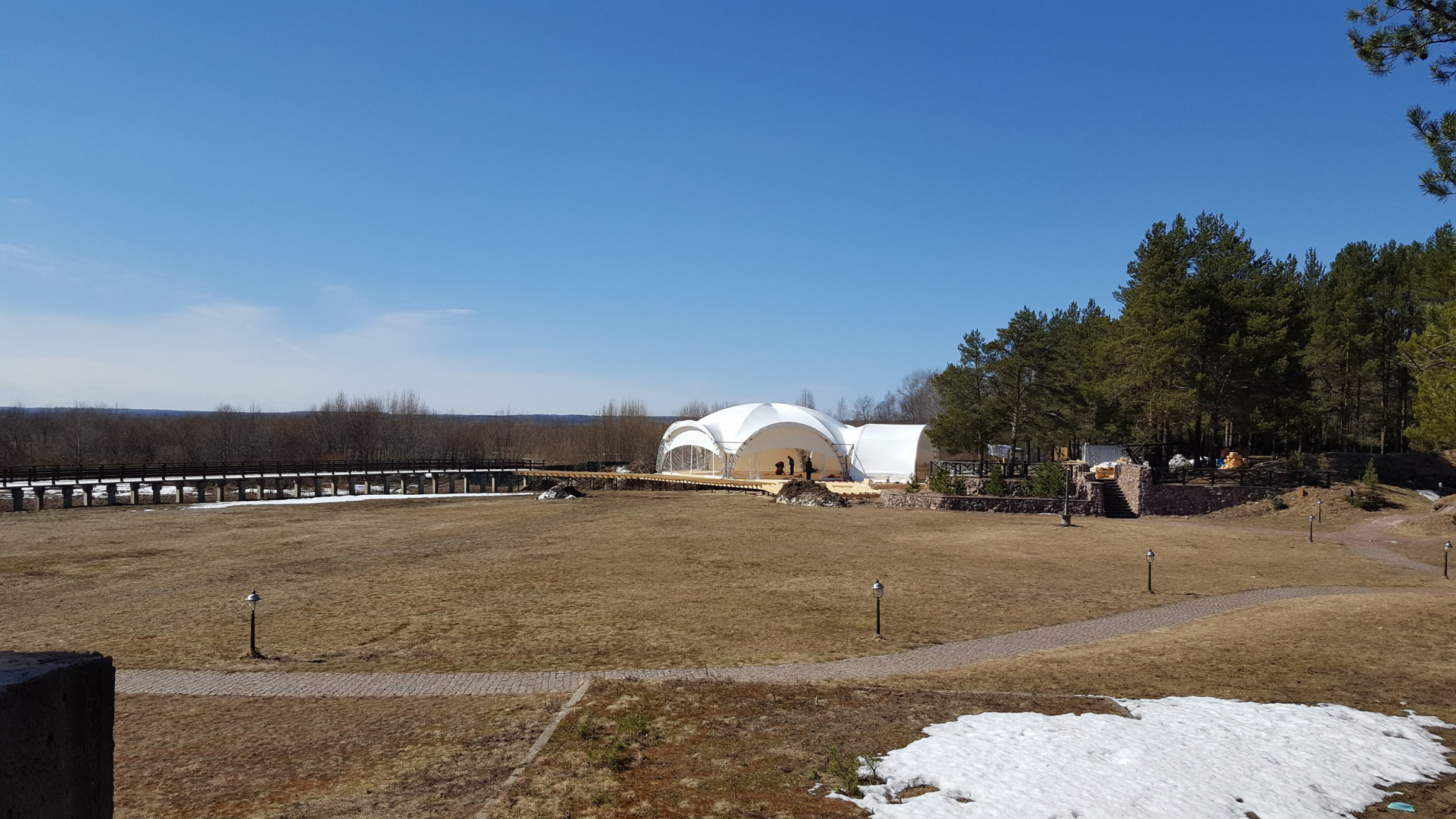 В Сыктывкаре появился огромный свадебный шатер для молодоженов