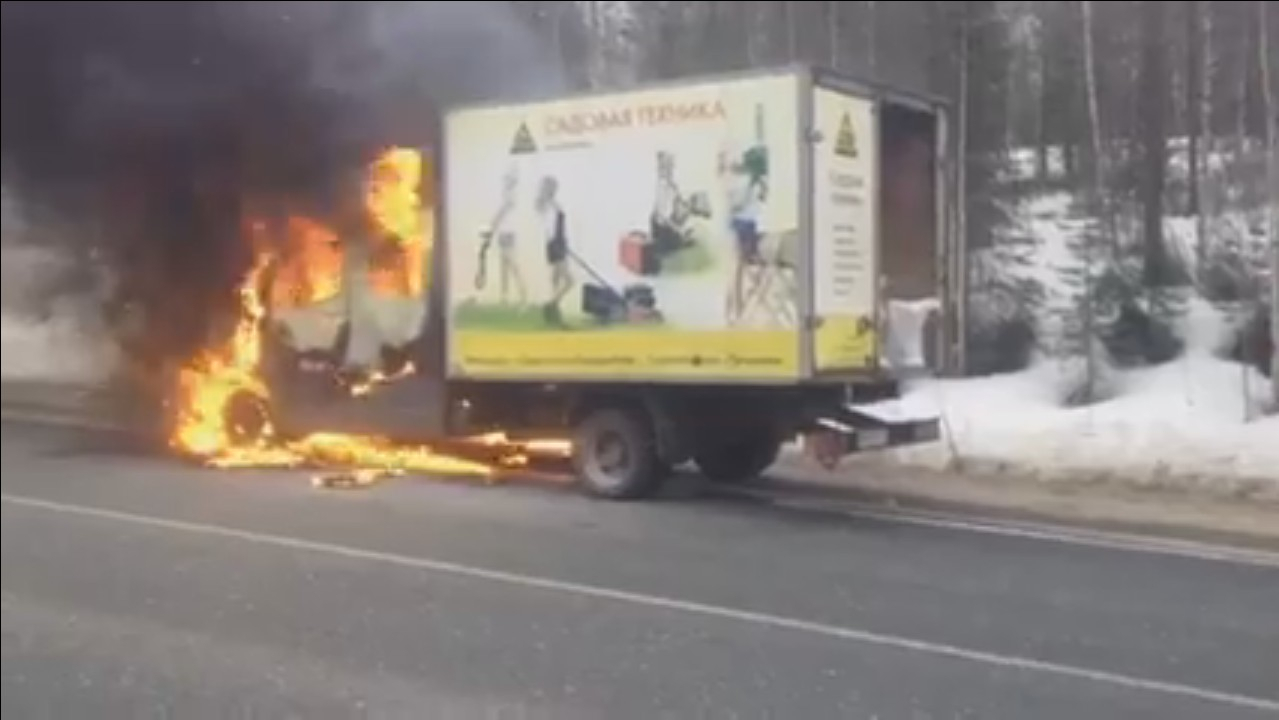 В Коми «Газель» сгорела во время движения по трассе (видео)