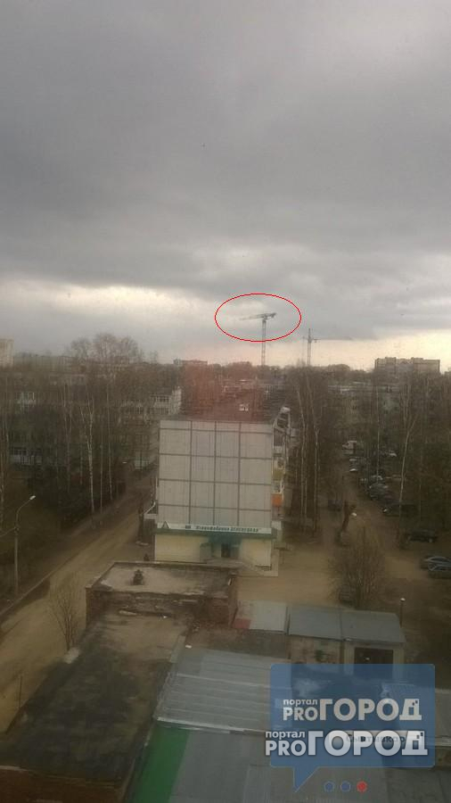 В Сыктывкаре на замороженной стройке вращается башенный кран (фото)