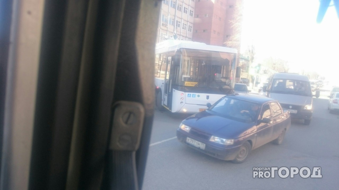 Водитель сыктывкарского автобуса попал в ДТП из-за пончика (фото)