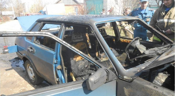 Новости России: в сгоревшем автомобиле найдены тела, а подросток впал в кому после тренировки