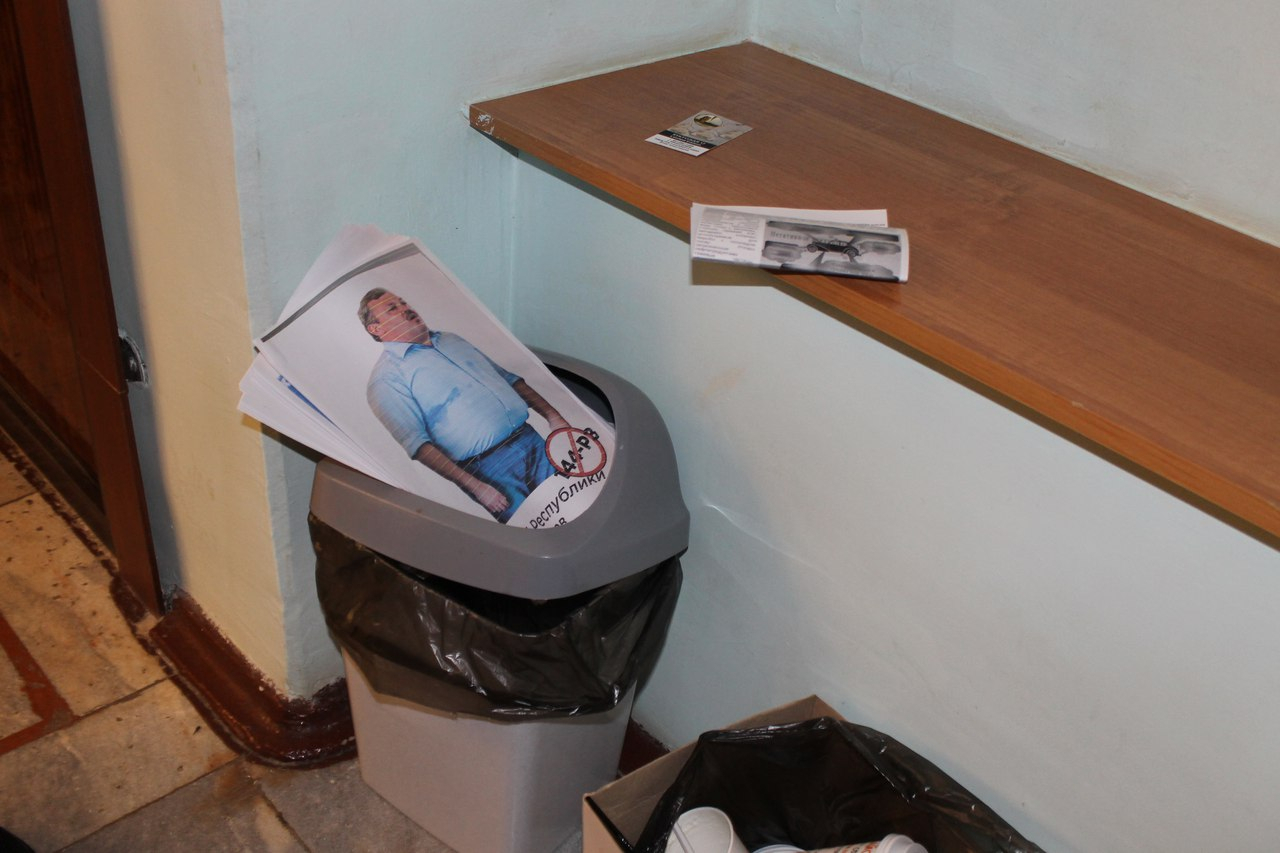 Сыктывкарские активисты выкинули портрет главы Коми Гапликова в помойку (фото)