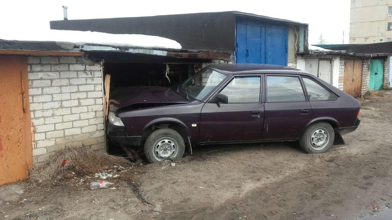 В Коми пьяный подросток без прав угнал авто и врезался в гараж