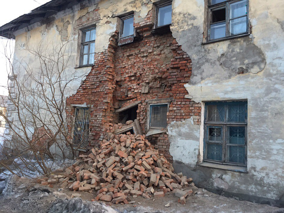 В Коми обрушилась стена жилого дома (фото)