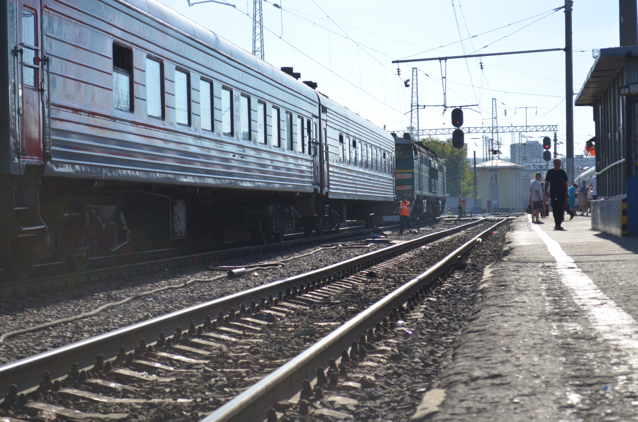 В Коми мужчина подпилил рельсы болгаркой и чуть не пустил поезд под откос
