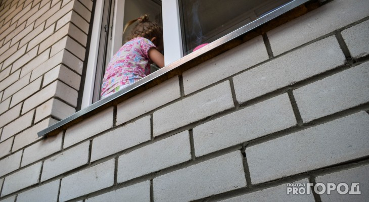 В Сыктывкаре ребенок сидел в проеме открытого окна