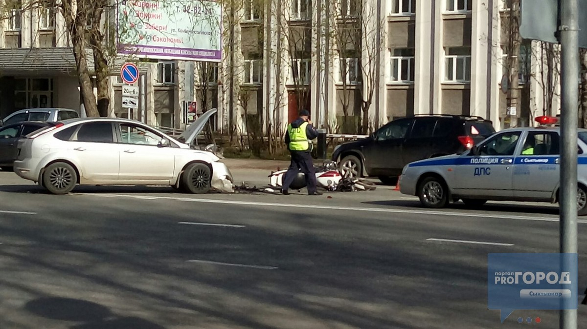 На главной улице Сыктывкара автомобилист сбил мотоцикл, есть пострадавшие (фото, видео)