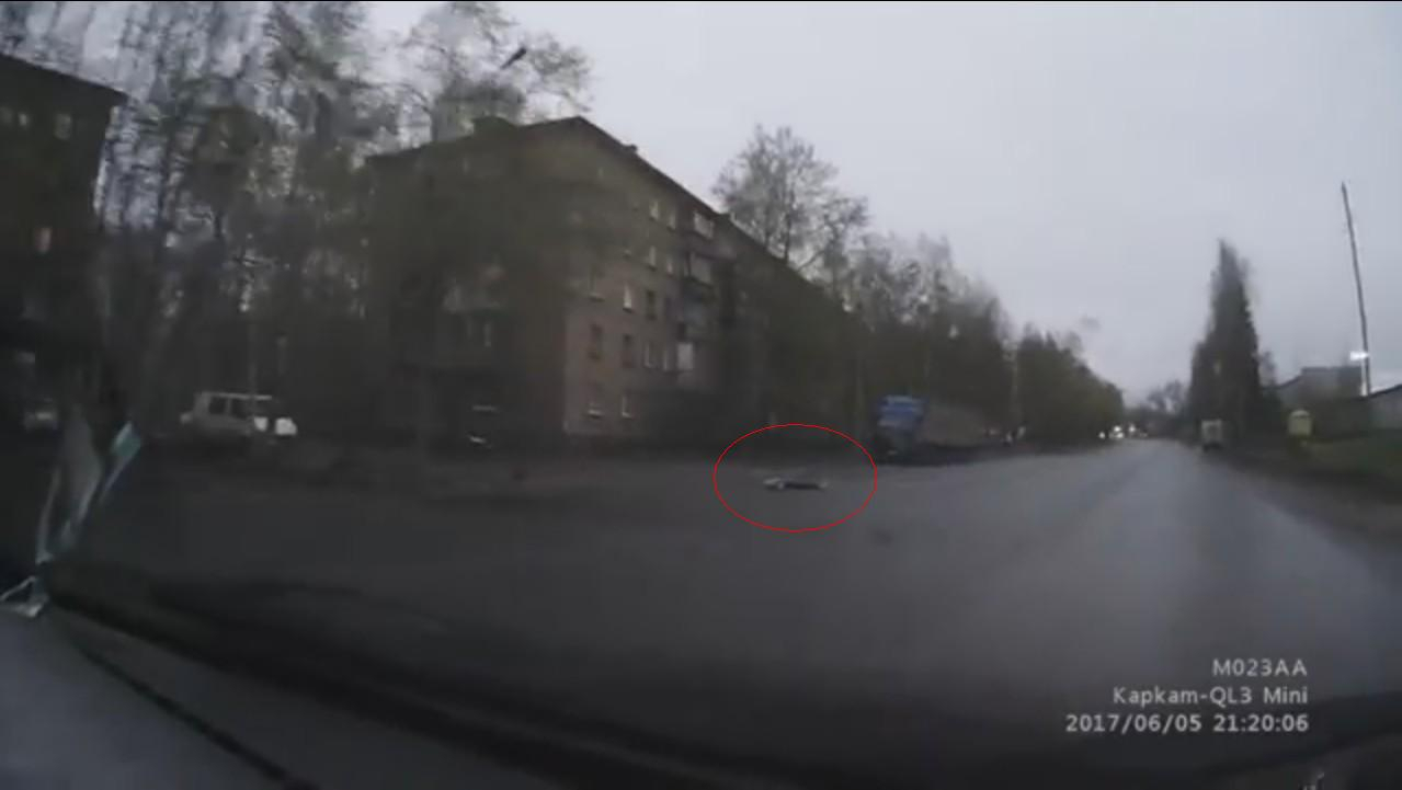 В Сыктывкаре неадекватная девушка легла посреди дороги (видео)