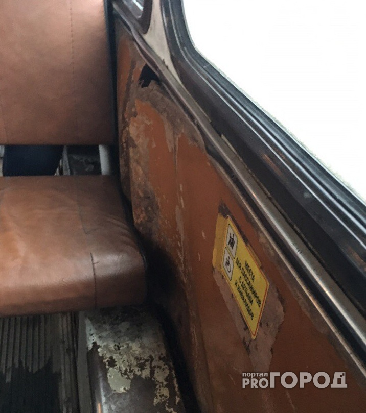 Сыктывкарцы ездят в автобусах, которые разваливаются на ходу (фото)