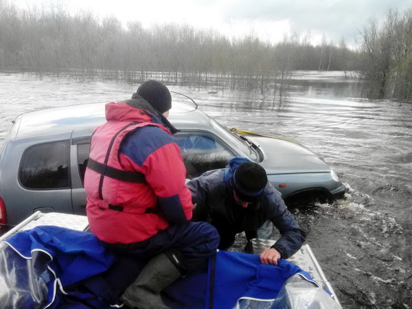 В Коми водитель чуть не утонул два раза, спасая свою «Ниву» из воды (фото)