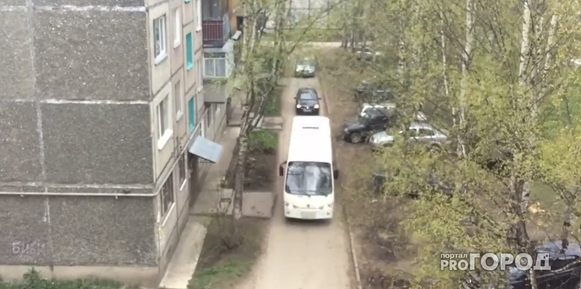 В Сыктывкаре водители превратили двор жилого дома в оживленную трассу (видео)