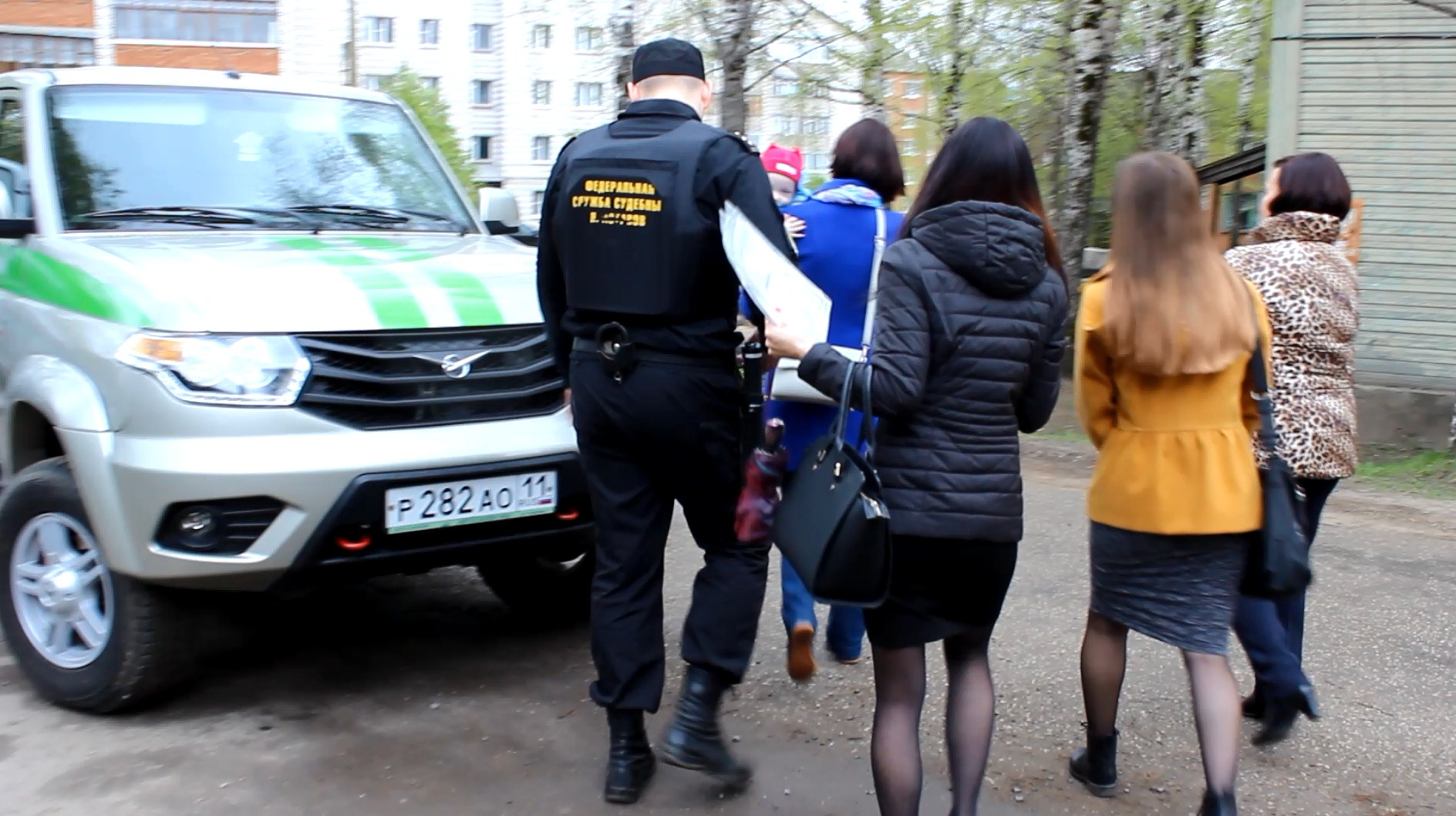 В Сыктывкаре у 27-летней матери отобрали троих детей (фото)