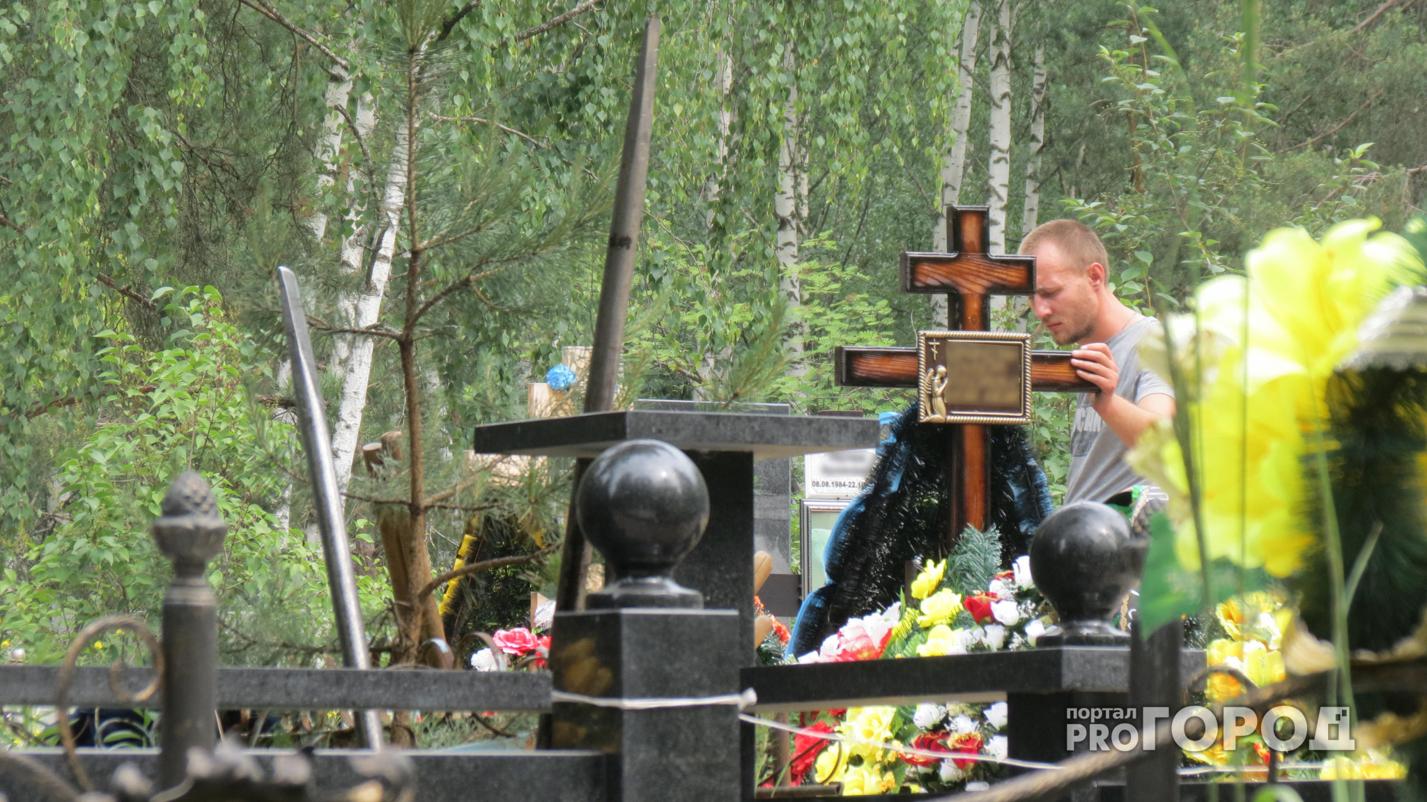 В Сыктывкаре кладбищенскую торговку цветами задержали полицейские