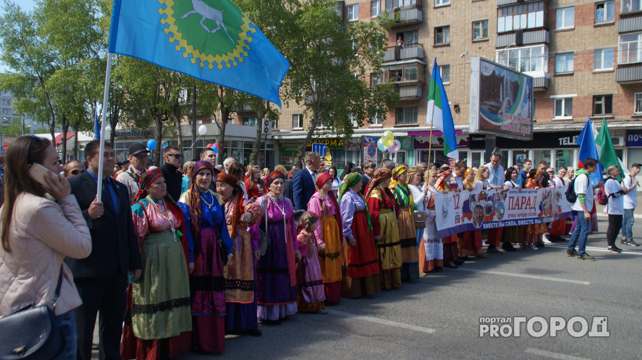 День города в Сыктывкаре начался с шествия многотысячной колонны (фото)
