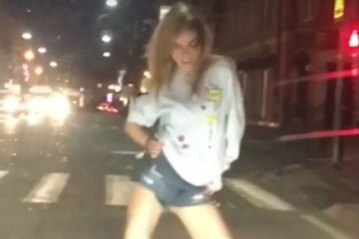 В Смоленске девушка танцевала на проезжей части среди машин (видео)