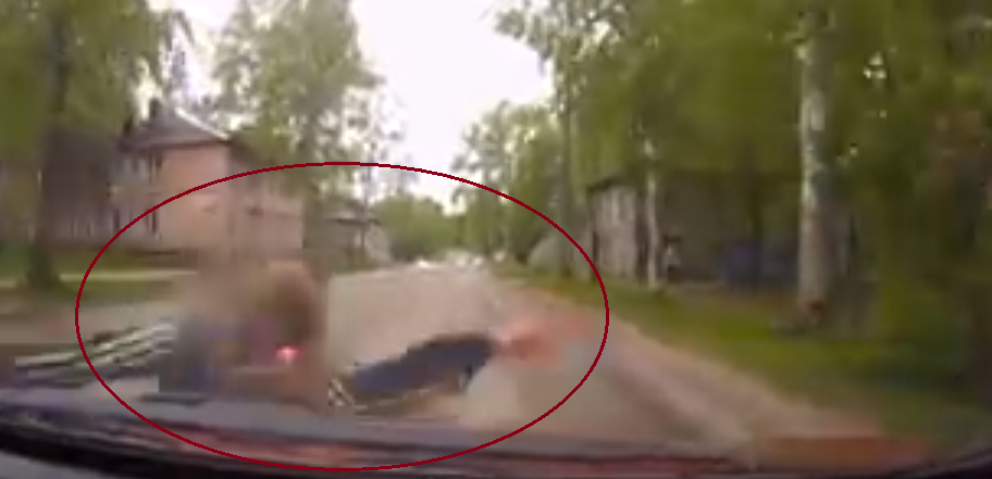 Появилось видео, как в Сыктывкаре 8-летняя девочка бросилась под колеса «Датсун»