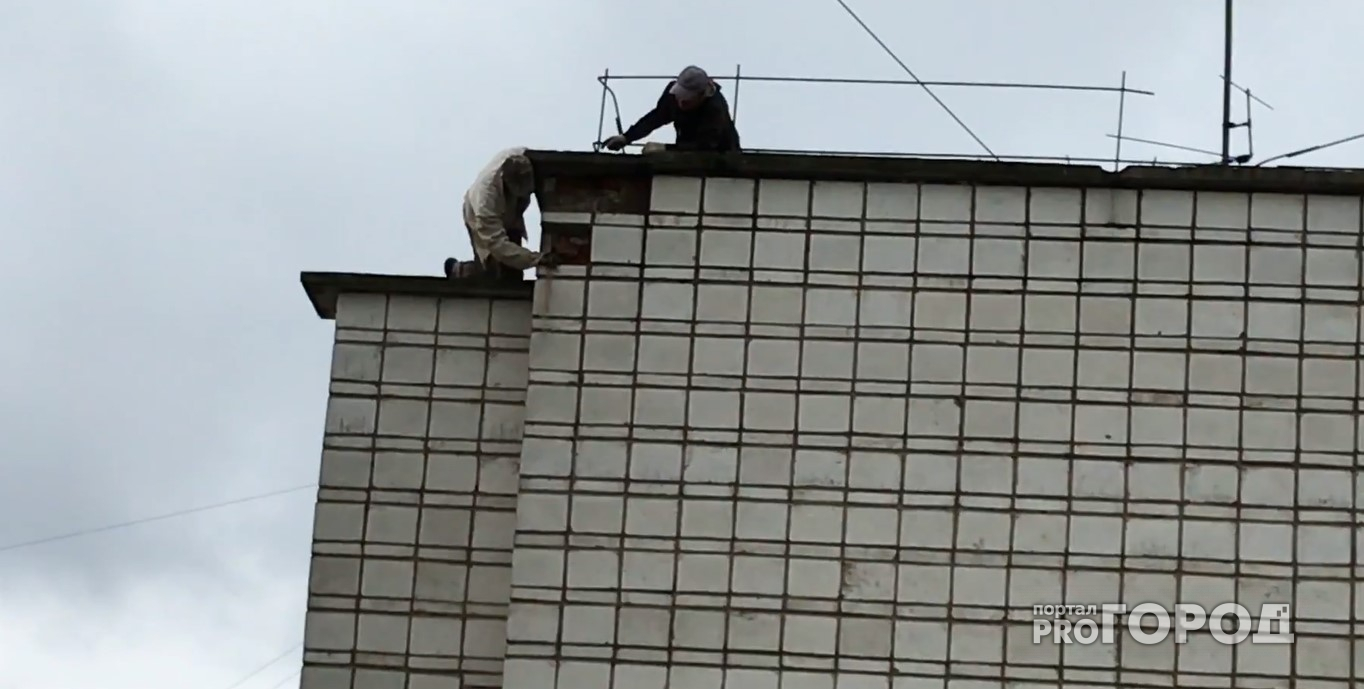 Суровым сыктывкарцам не нужна страховка: рабочий свисал с крыши на одной руке (видео)