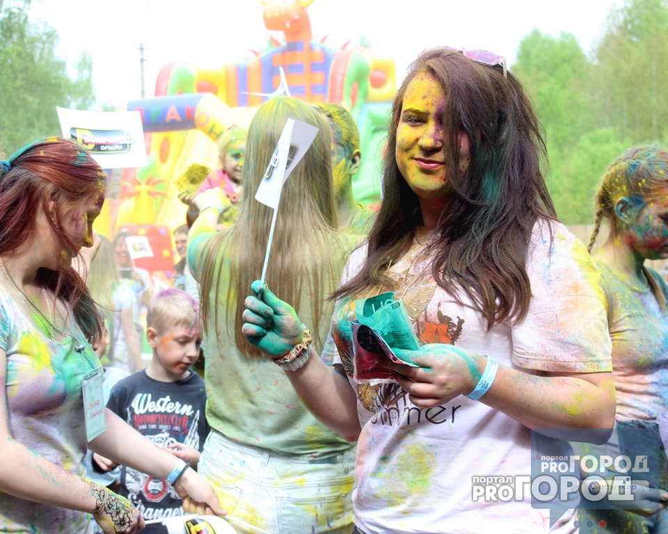 Сыктывкарцы раскрасили друг друга на фестивале красок Холи (фото)