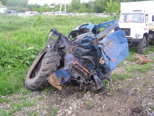 Поезд «Воркута - Адлер» столкнулся с трактором, водитель погиб на месте