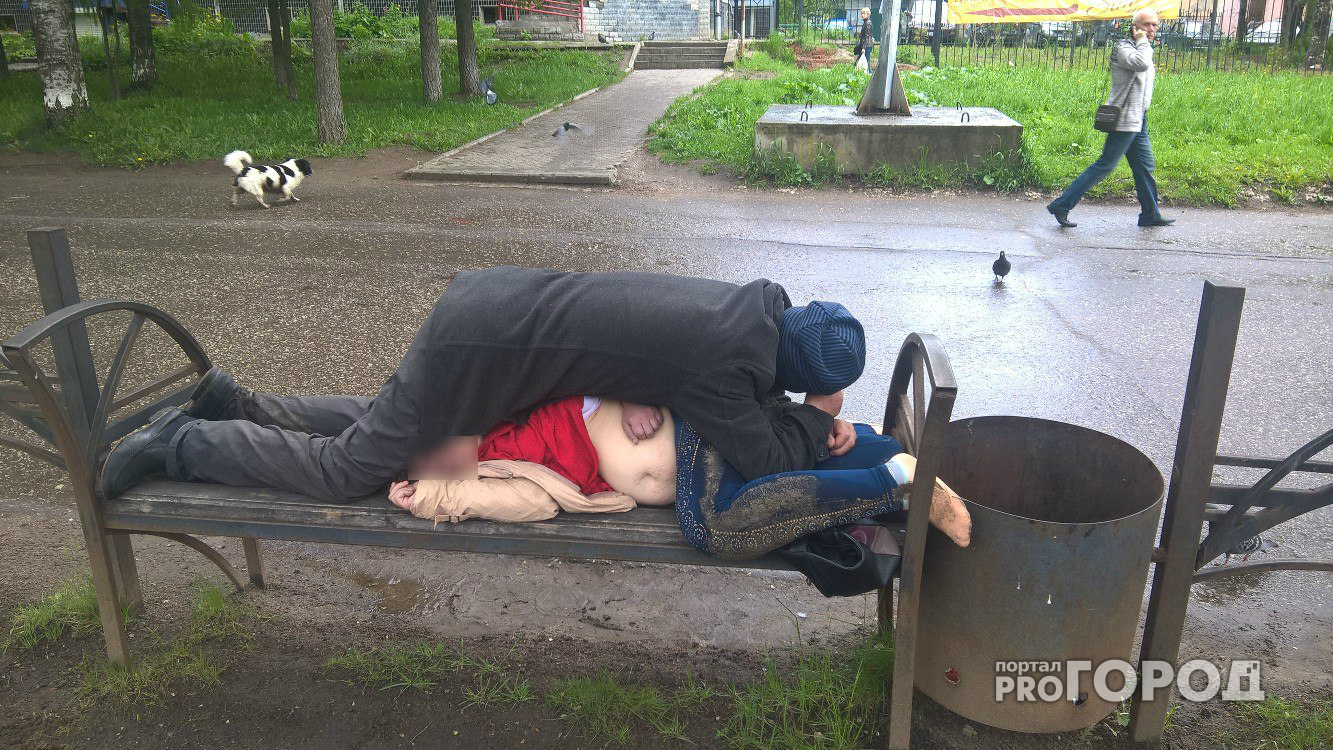 Сыктывкарцы возмущены тем, что полуголые бомжи спят в обнимку в центре города (фото)