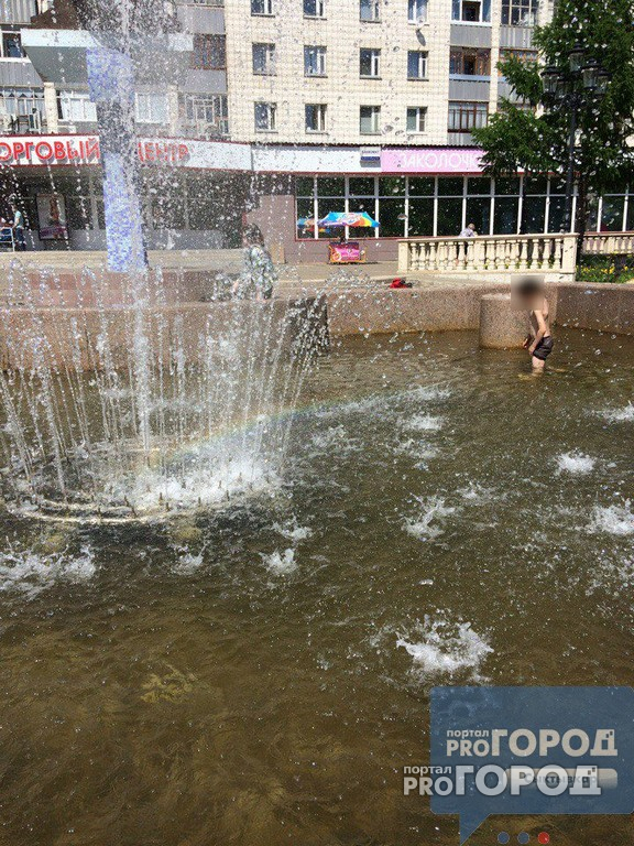 В Сыктывкаре маленький мальчик без присмотра родителей купался в фонтане (фото)