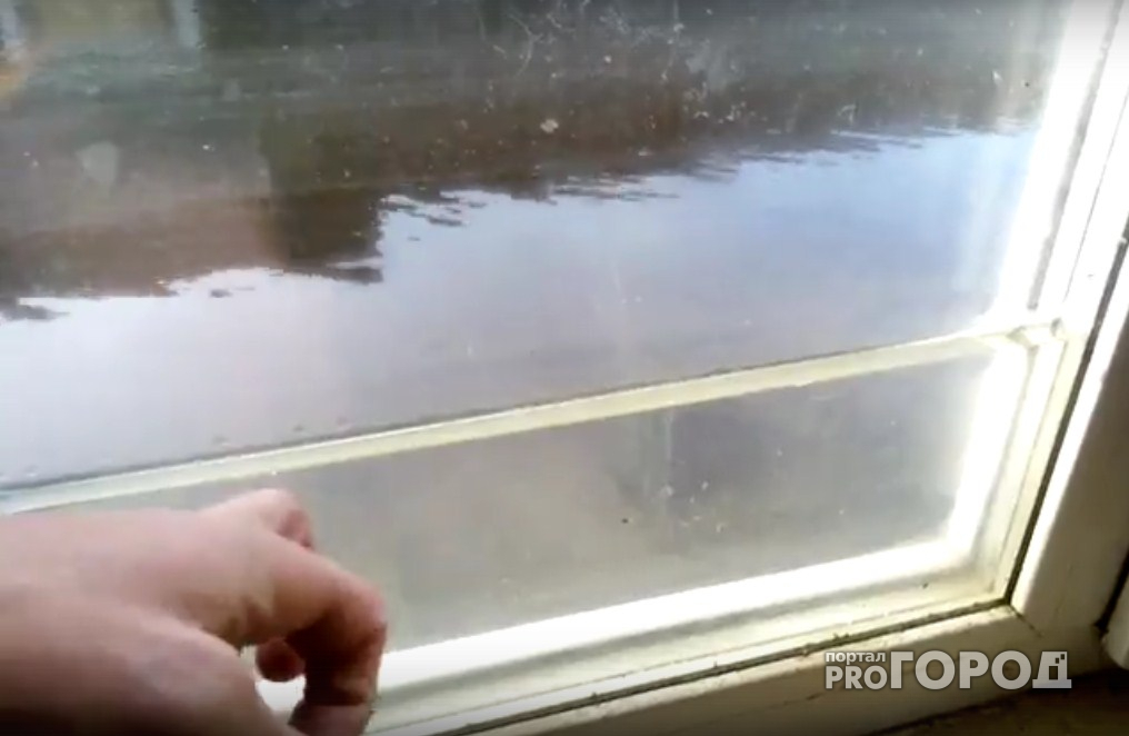 В селе, пострадавшем от паводка в Коми, появились окна с аквариумами (видео)