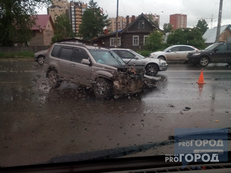 В Сыктывкаре автоледи на «Ниссане» вылетела на встречку, есть пострадавшие (фото)