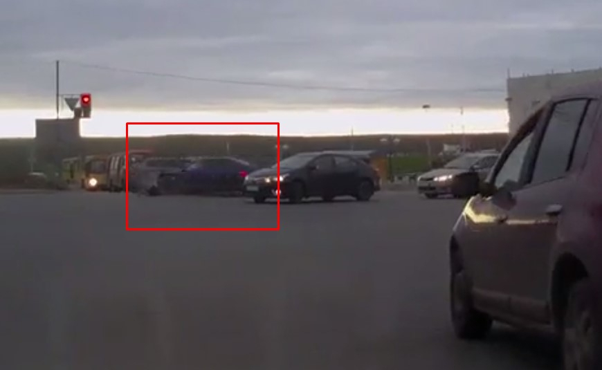 Столкновение «Мазды» и «Лады» около крупного ТЦ в Сыктывкаре попало на видео