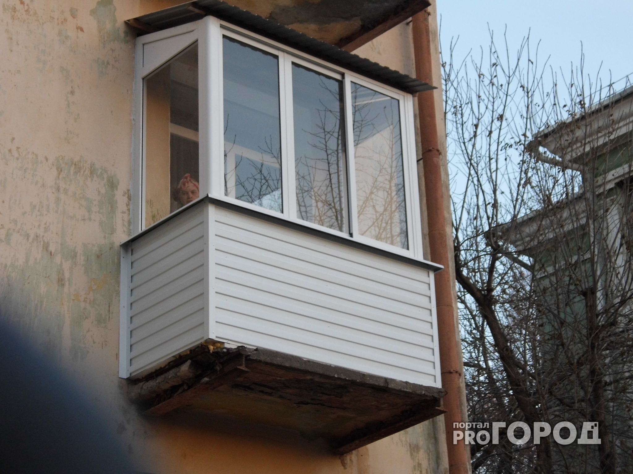 В Сыктывкаре пьяный мужчина пытался выкинуть младенца с балкона