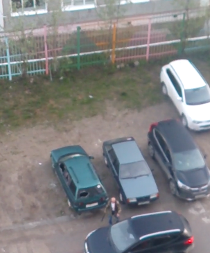 В Коми очевидцы сняли видео, как мужчина громит машину битой