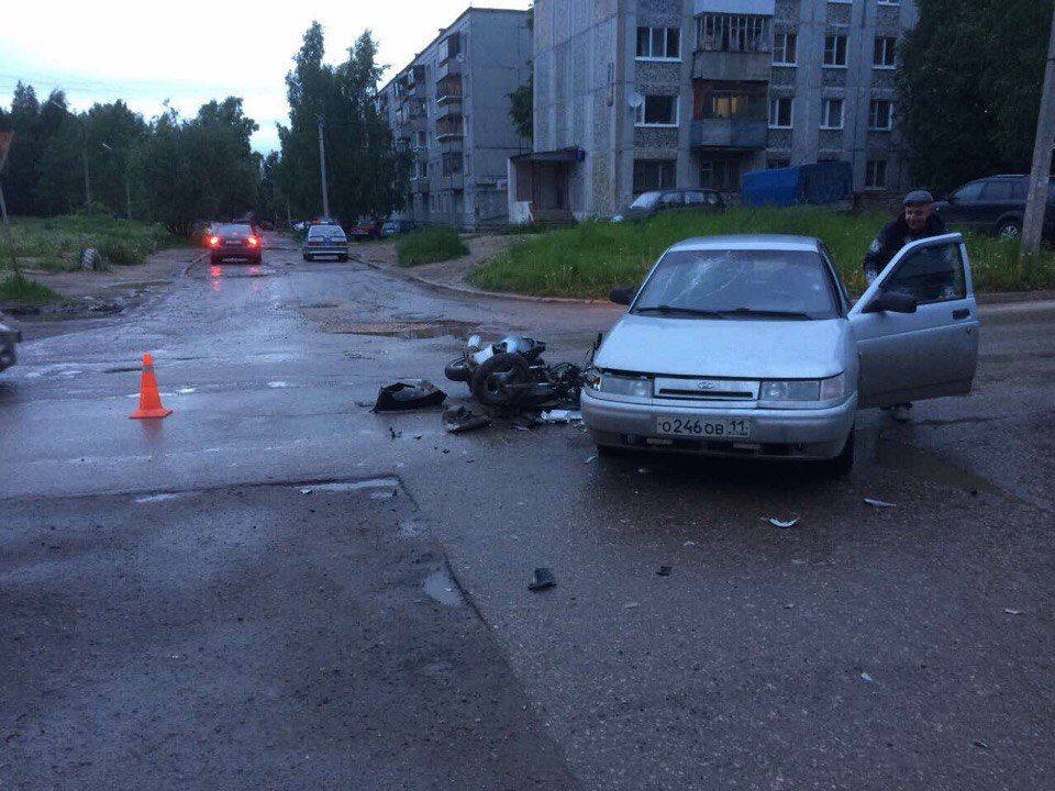В Сыктывкаре ВАЗ снес подростка на скутере, парень госпитализирован (фото)