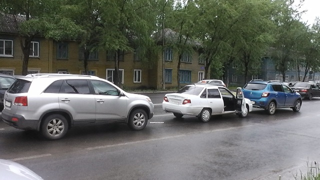 Из-за женщины в центре Сыктывкара столкнулись три автомобиля, есть пострадавшие