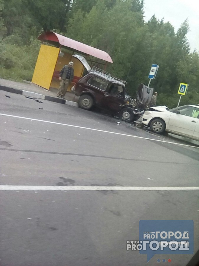 Появились фото и видео с места ДТП в Сыктывкаре, в котором разбились три авто