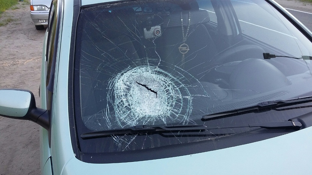В Коми камень с дороги пробил стекло машины и покалечил пассажирку